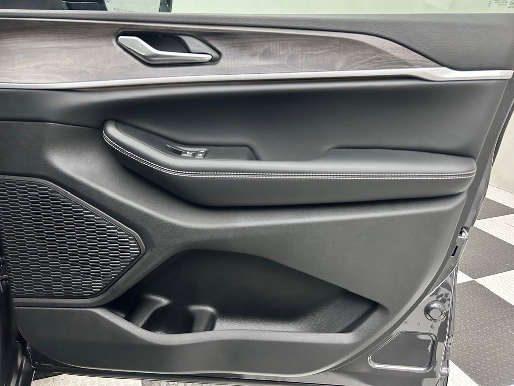 New 2025 Jeep Grand Cherokee Limited image 16