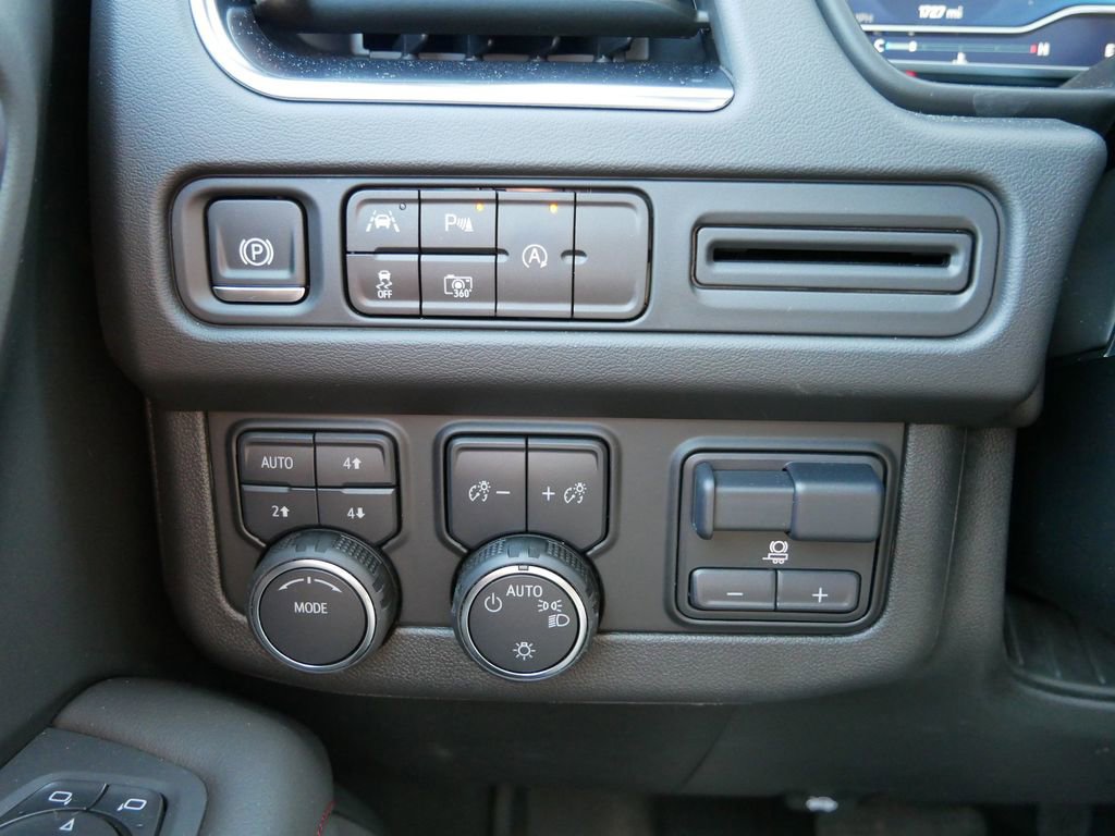 Used 2024 Chevrolet Suburban RST w/ Luxury Package image 22