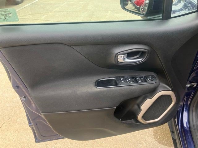 Used 2017 Jeep Renegade Latitude AWD/4WD image 9