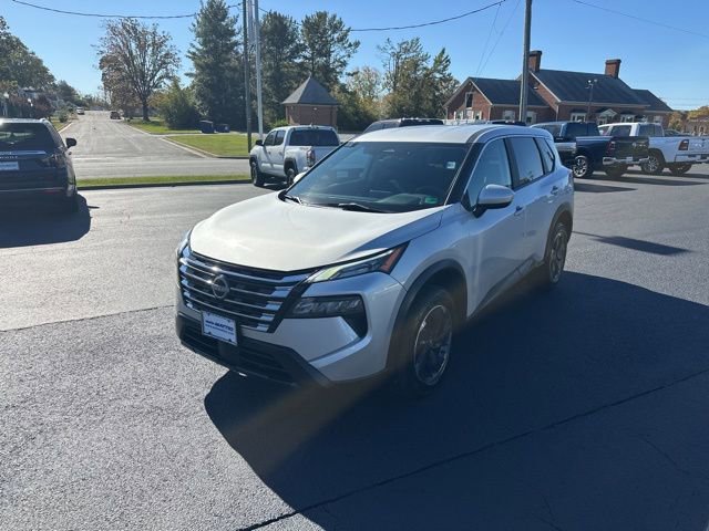 Used 2024 Nissan Rogue SV image 1