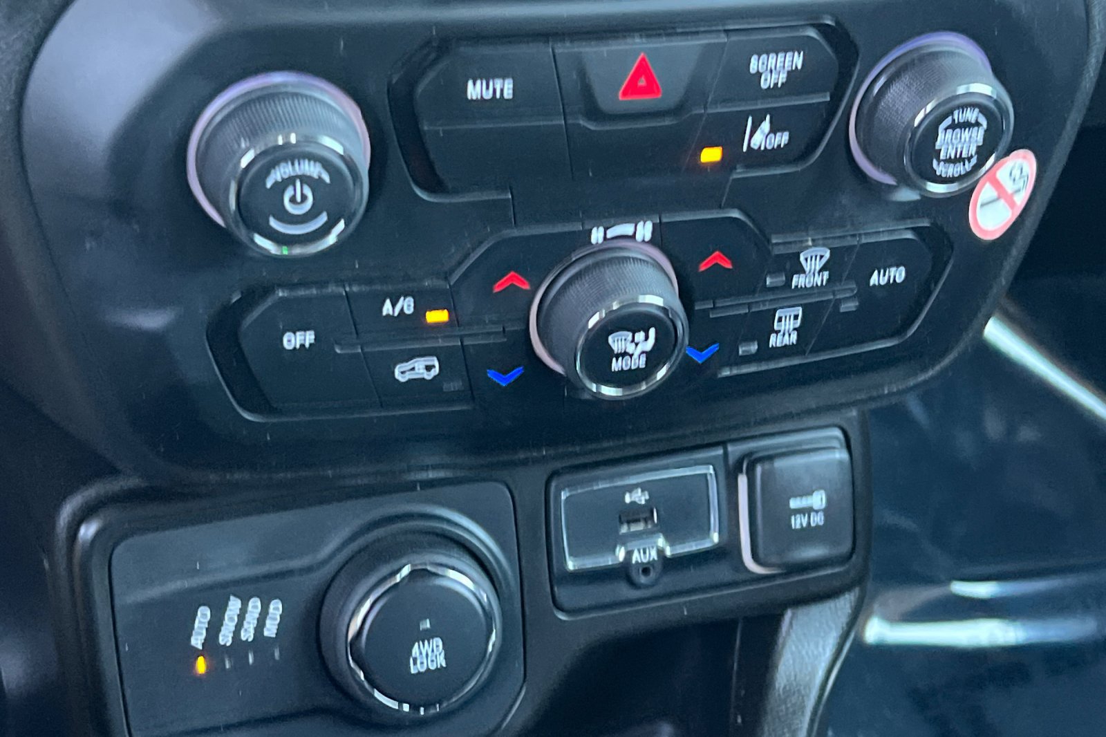 Used 2023 Jeep Renegade Latitude AWD/4WD image 24