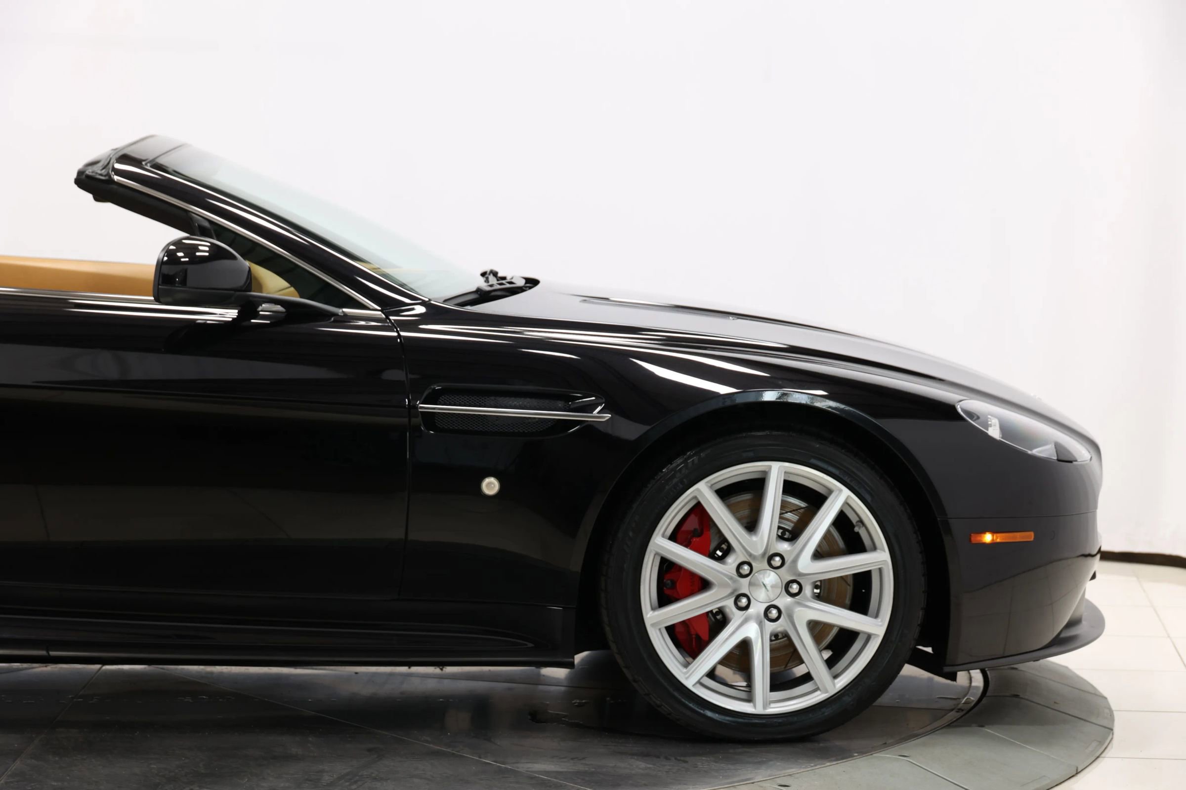 Used 2012 Aston Martin V8 Vantage Roadster image 60