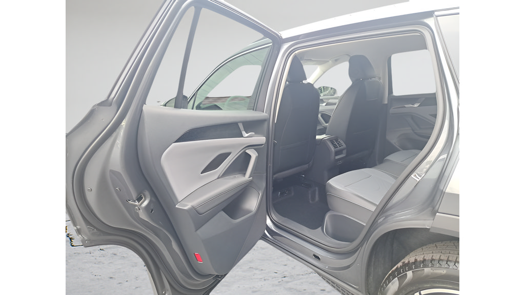 New 2025 Volkswagen Tiguan SE FWD image 9