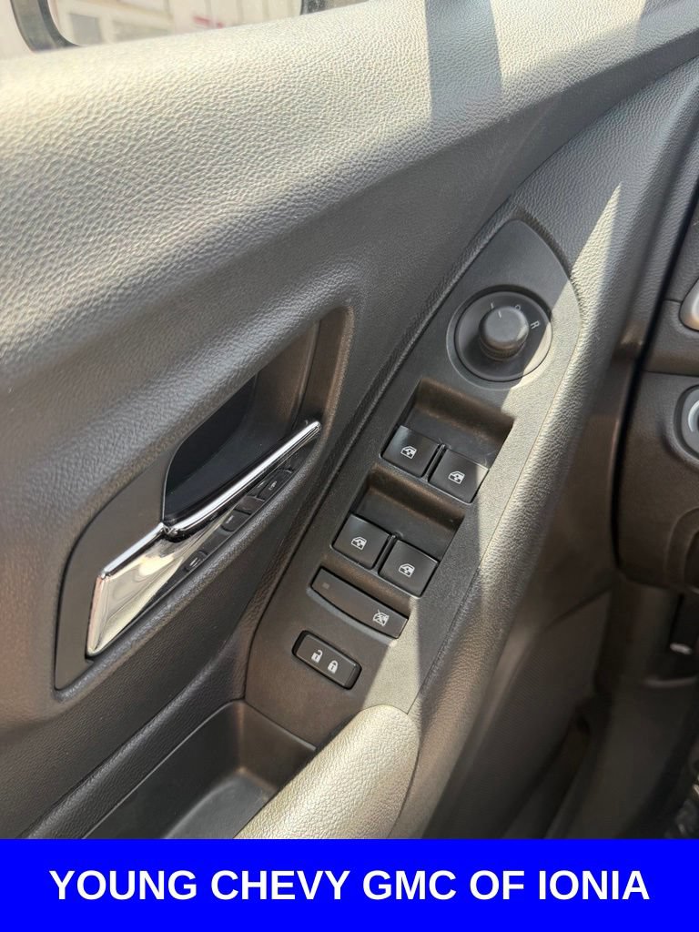 Used 2019 Chevrolet Trax LT w/ LT Convenience Package FWD image 14