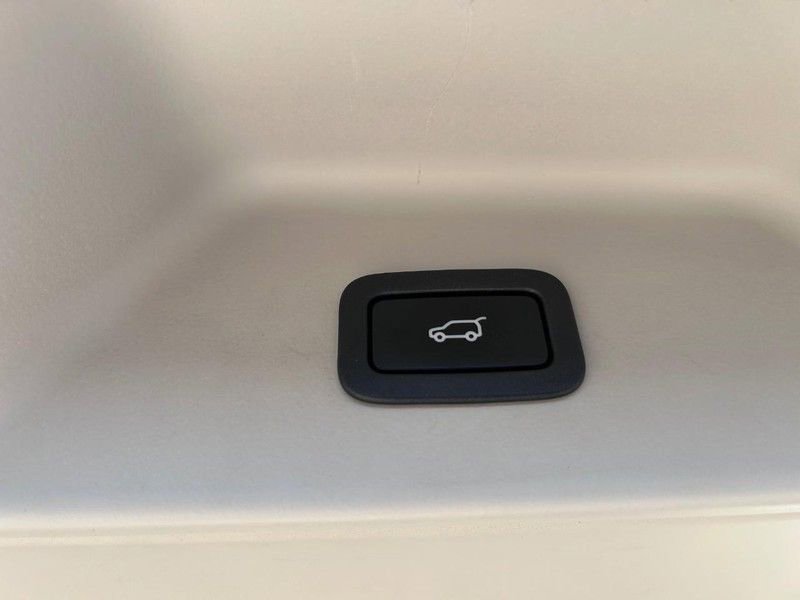 Used 2017 Land Rover Range Rover HSE image 8