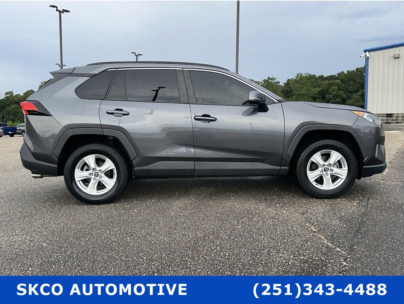 Used 2021 Toyota RAV4 XLE Premium FWD image 6