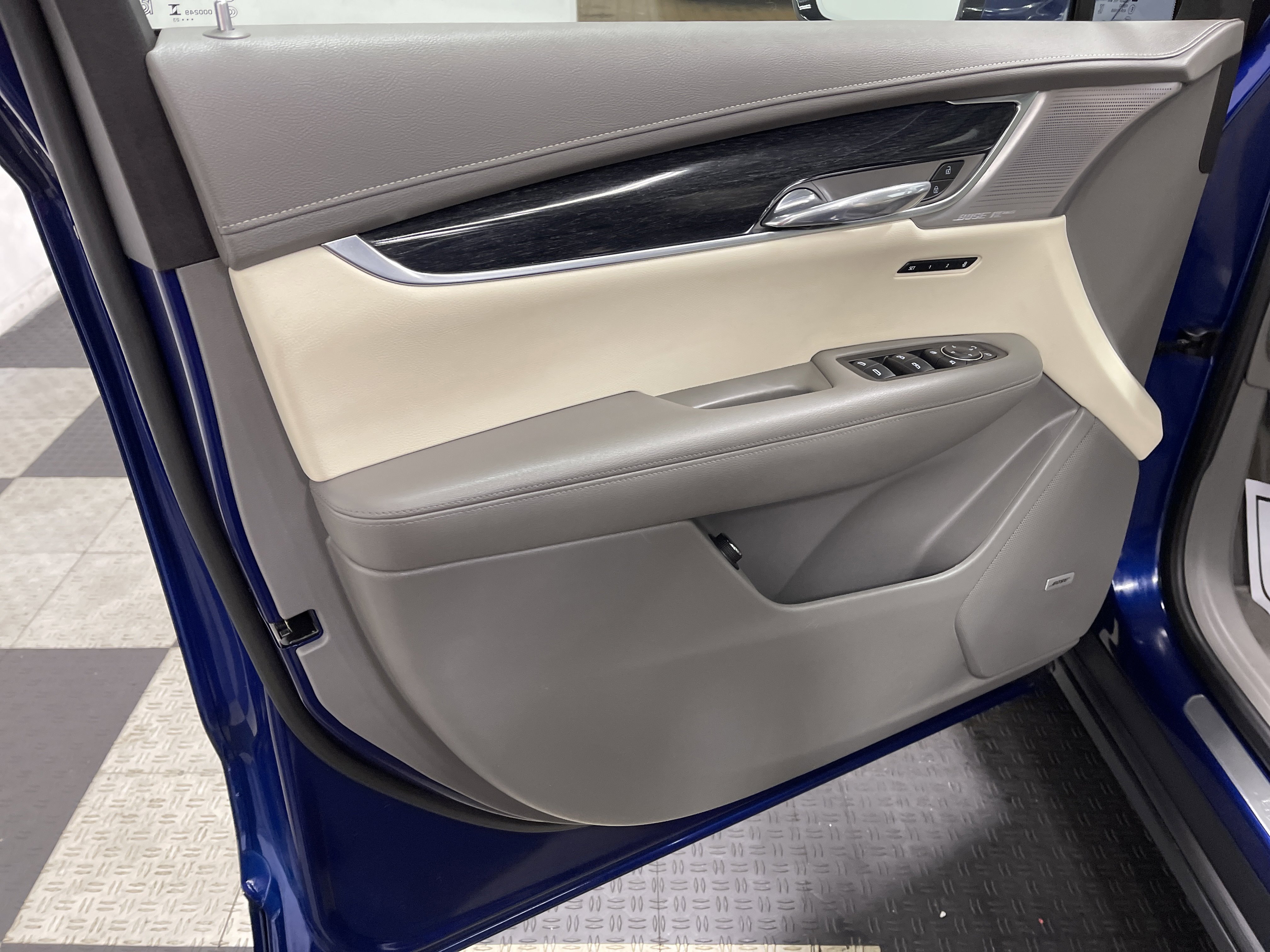 Used 2023 Cadillac XT6 Premium Luxury w/ Technology Package AWD/4WD image 10
