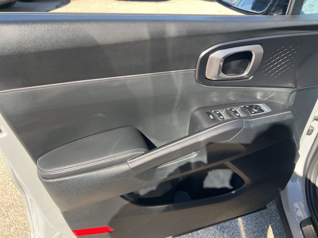 Certified 2025 Kia Sorento S image 7