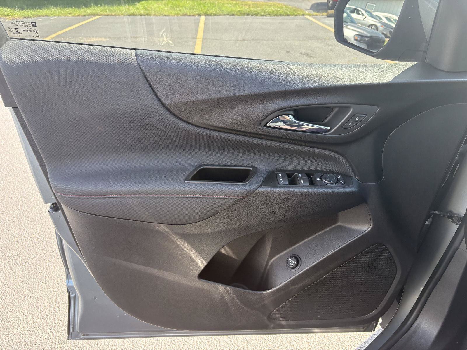 Used 2023 Chevrolet Equinox RS AWD/4WD image 3