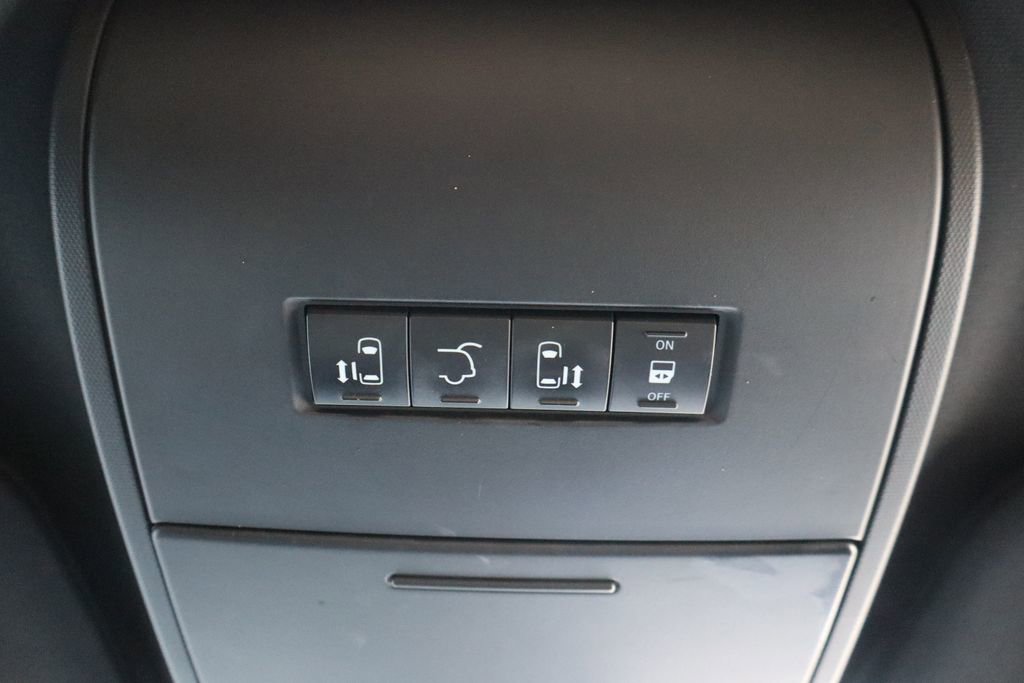 Used 2015 Chrysler Town & Country S w/ Driver Convenience Group FWD image 17