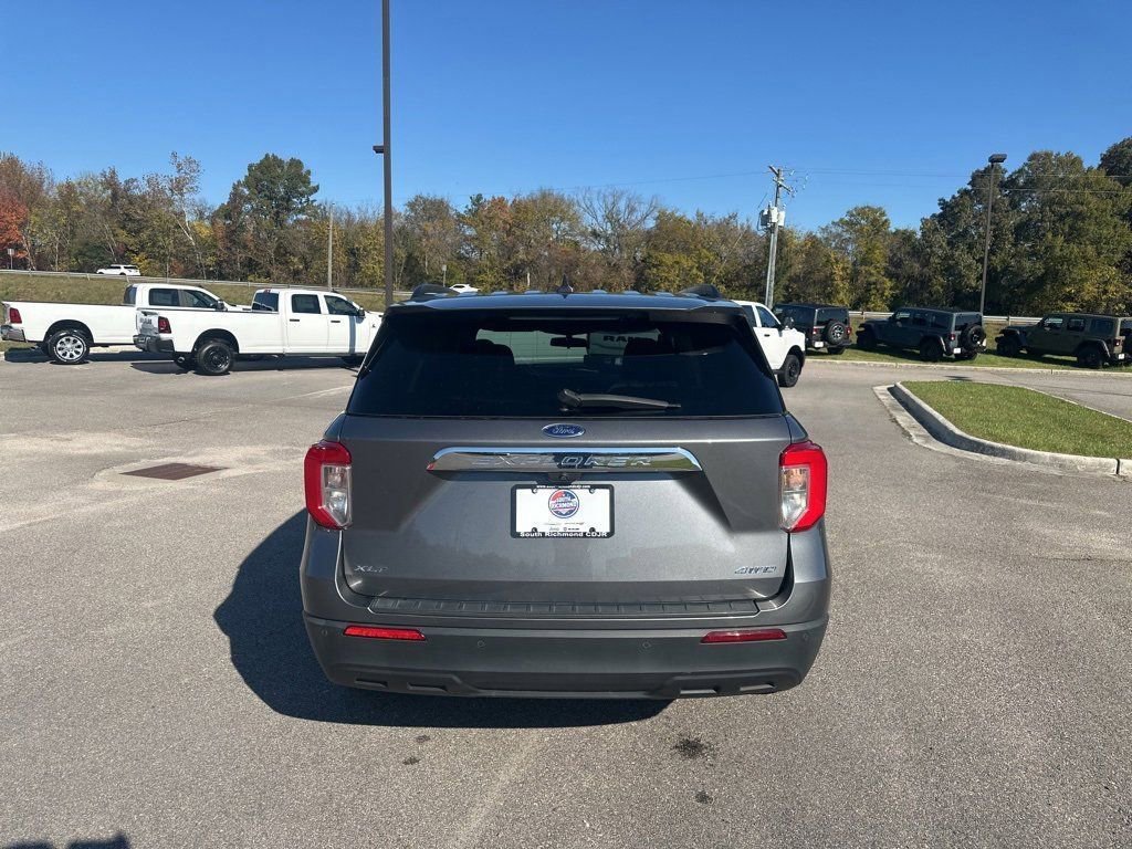 Used 2022 Ford Explorer XLT image 4