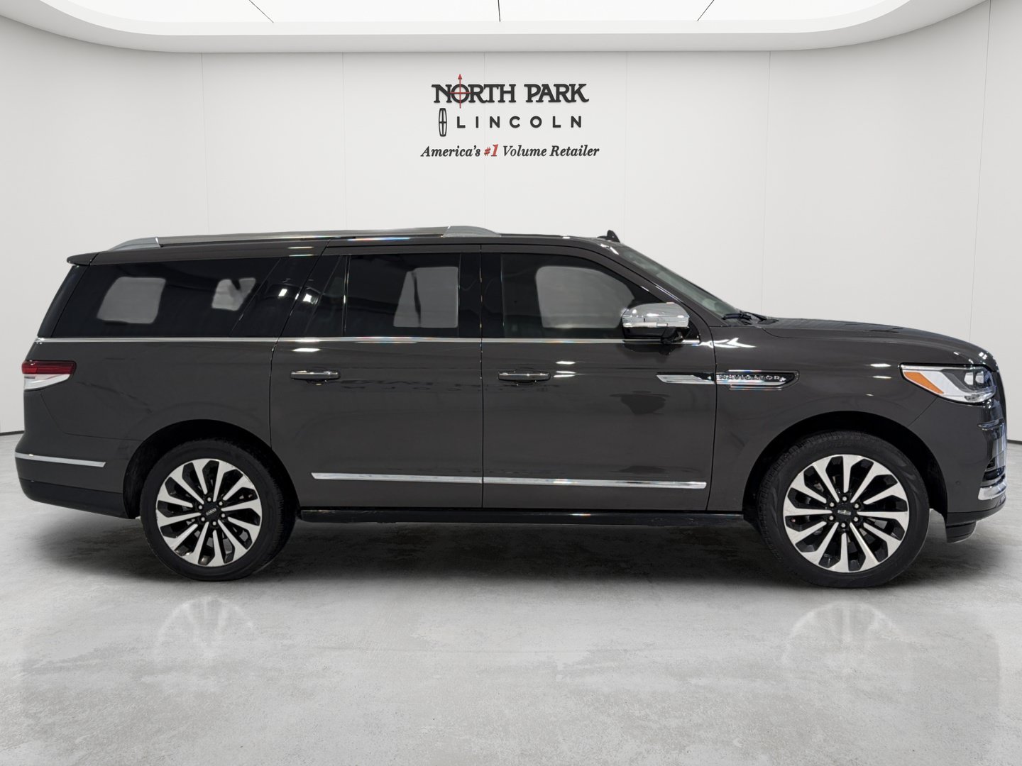 Used 2024 Lincoln Navigator L Black Label AWD/4WD image 6