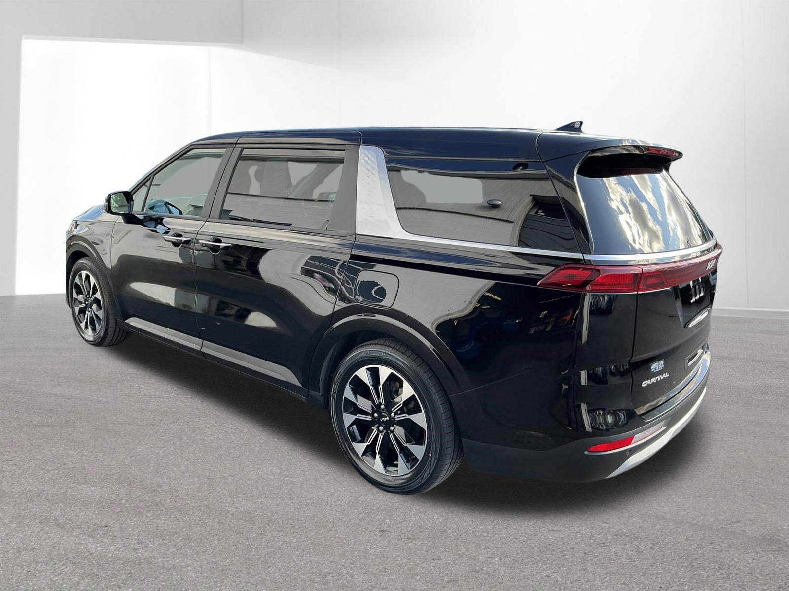 Used 2024 Kia Carnival EX FWD image 5