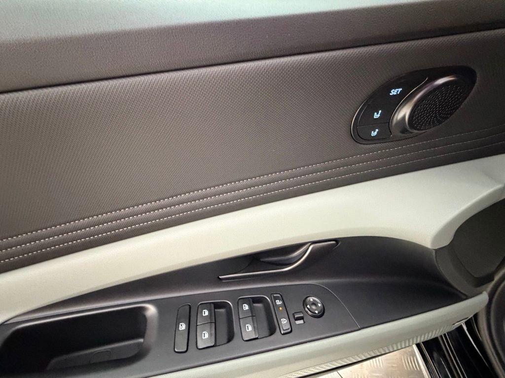 Certified 2025 Hyundai Elantra Limited FWD image 25