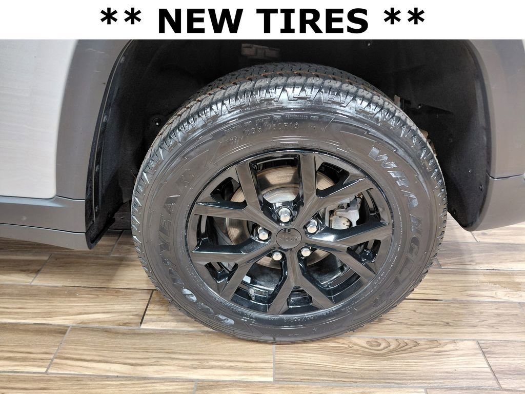 Certified 2025 Jeep Grand Cherokee Altitude AWD/4WD image 5