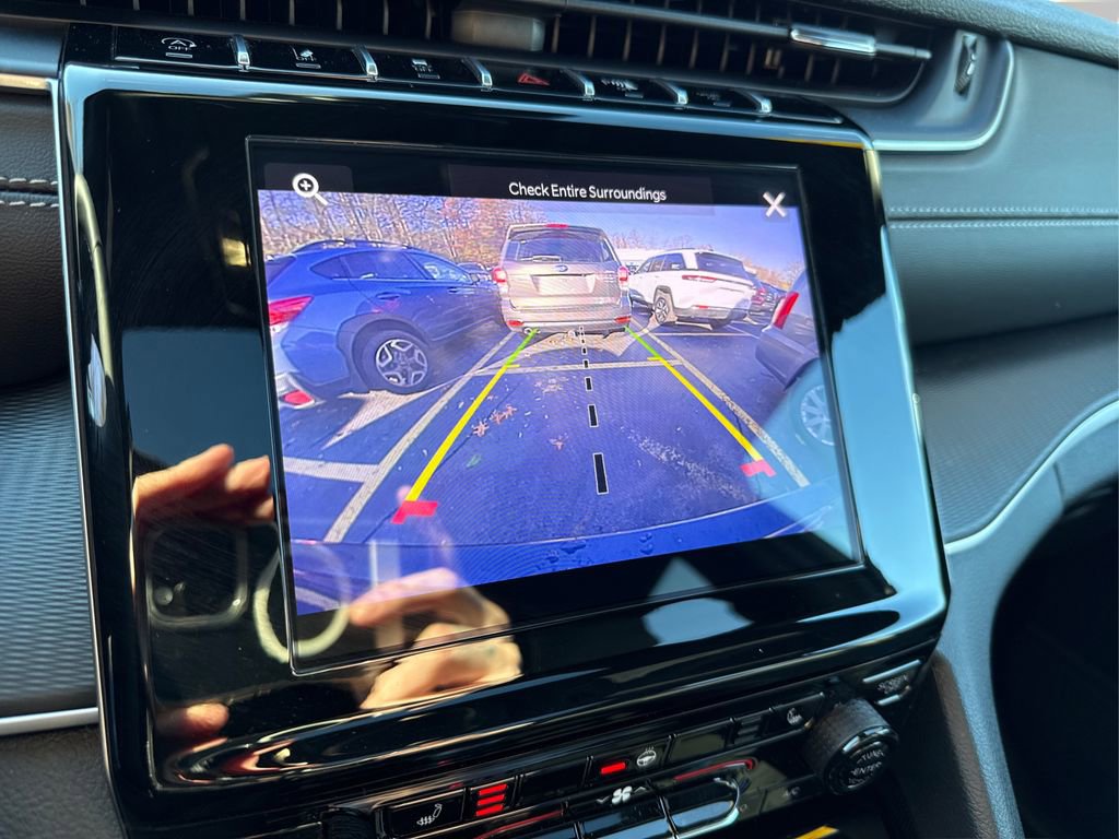 Used 2025 Jeep Grand Cherokee Altitude image 30