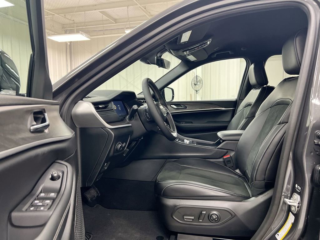 New 2026 Jeep Grand Cherokee Altitude image 19