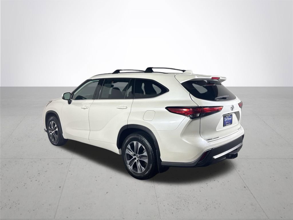 Used 2021 Toyota Highlander XLE AWD/4WD image 8