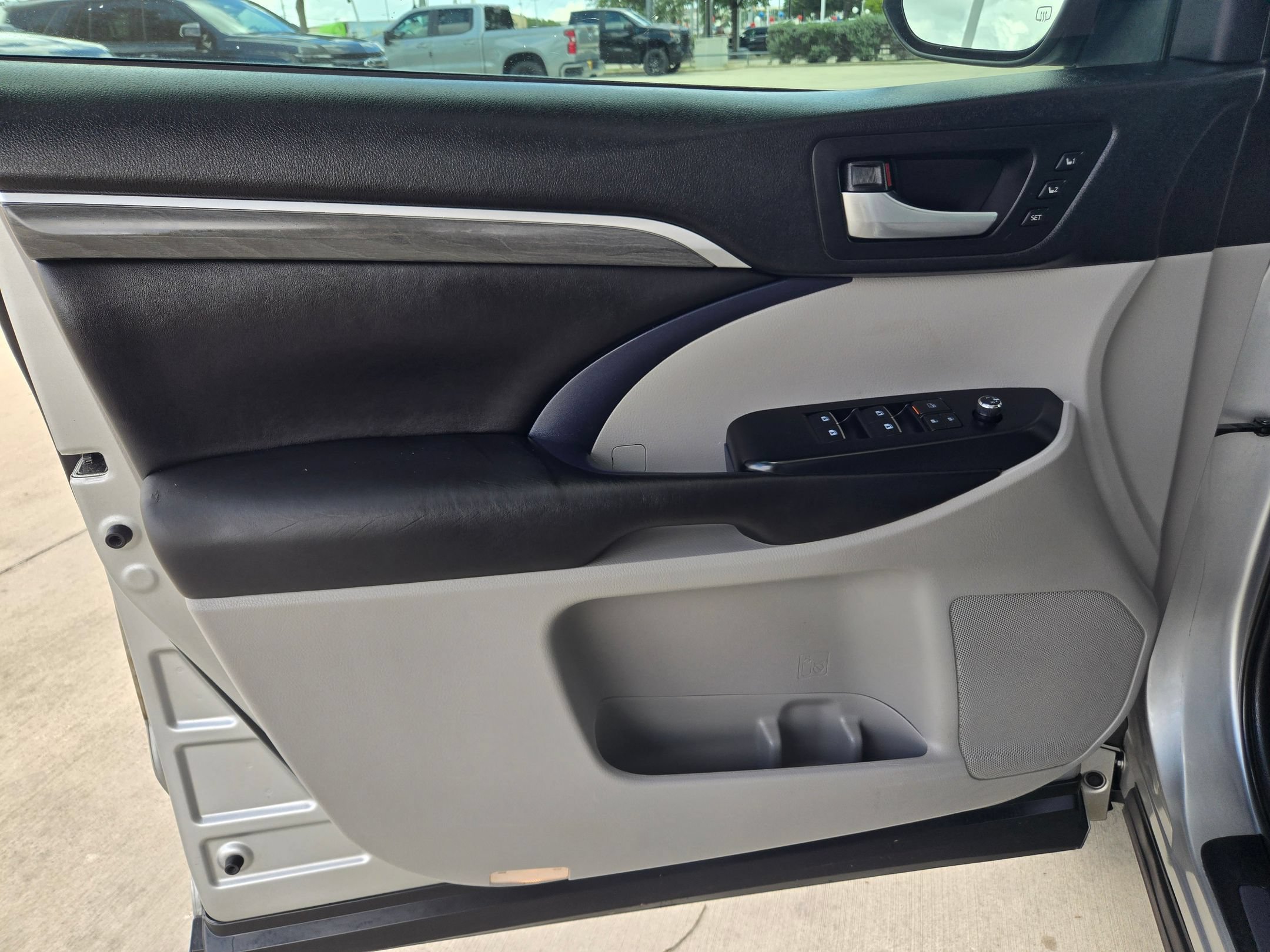 Used 2018 Toyota Highlander Limited w/ Carpet Mat Package (TMS) AWD/4WD image 19