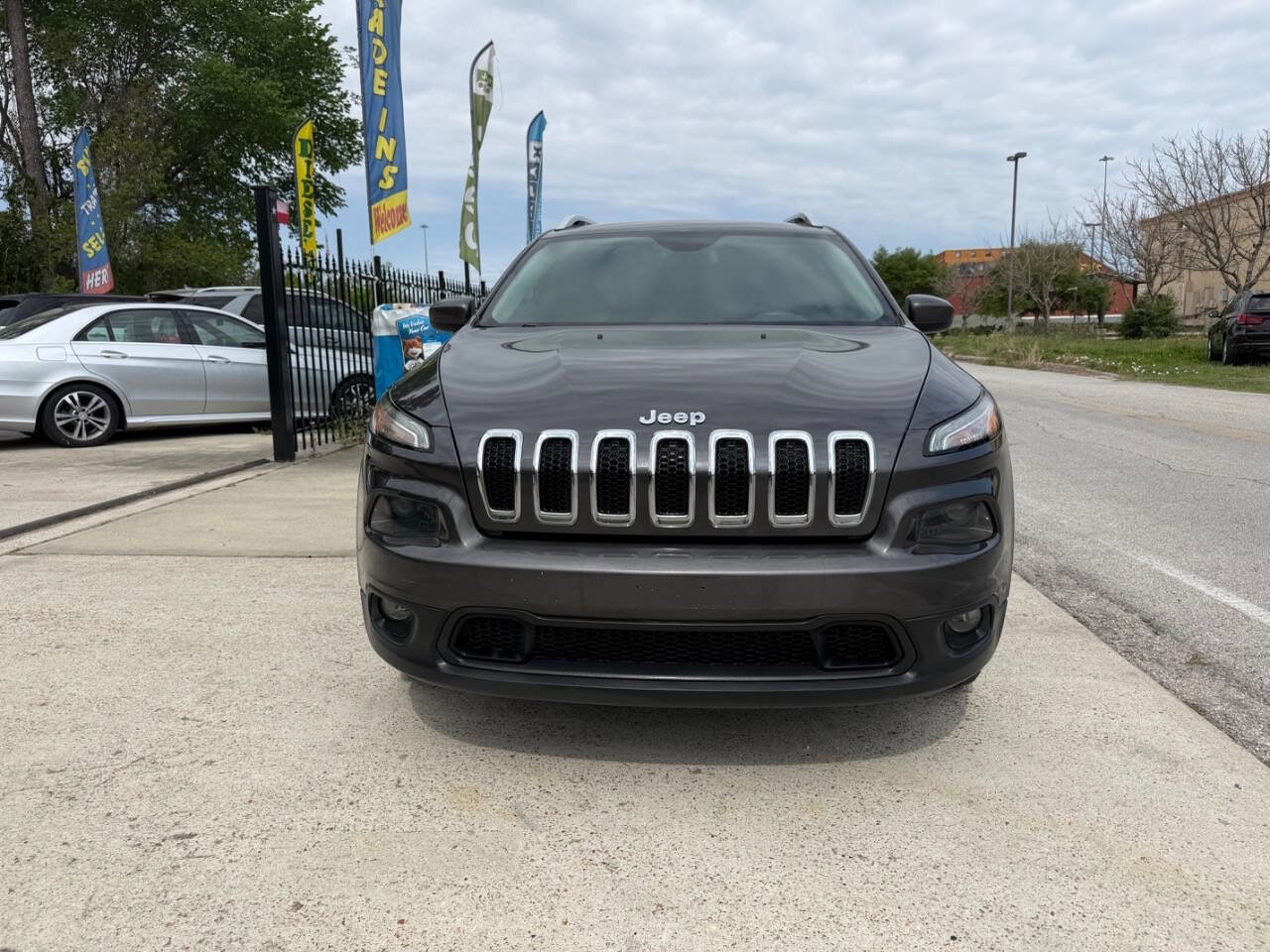 Used 2017 Jeep Cherokee Latitude w/ Comfort & Sound Group FWD image 3