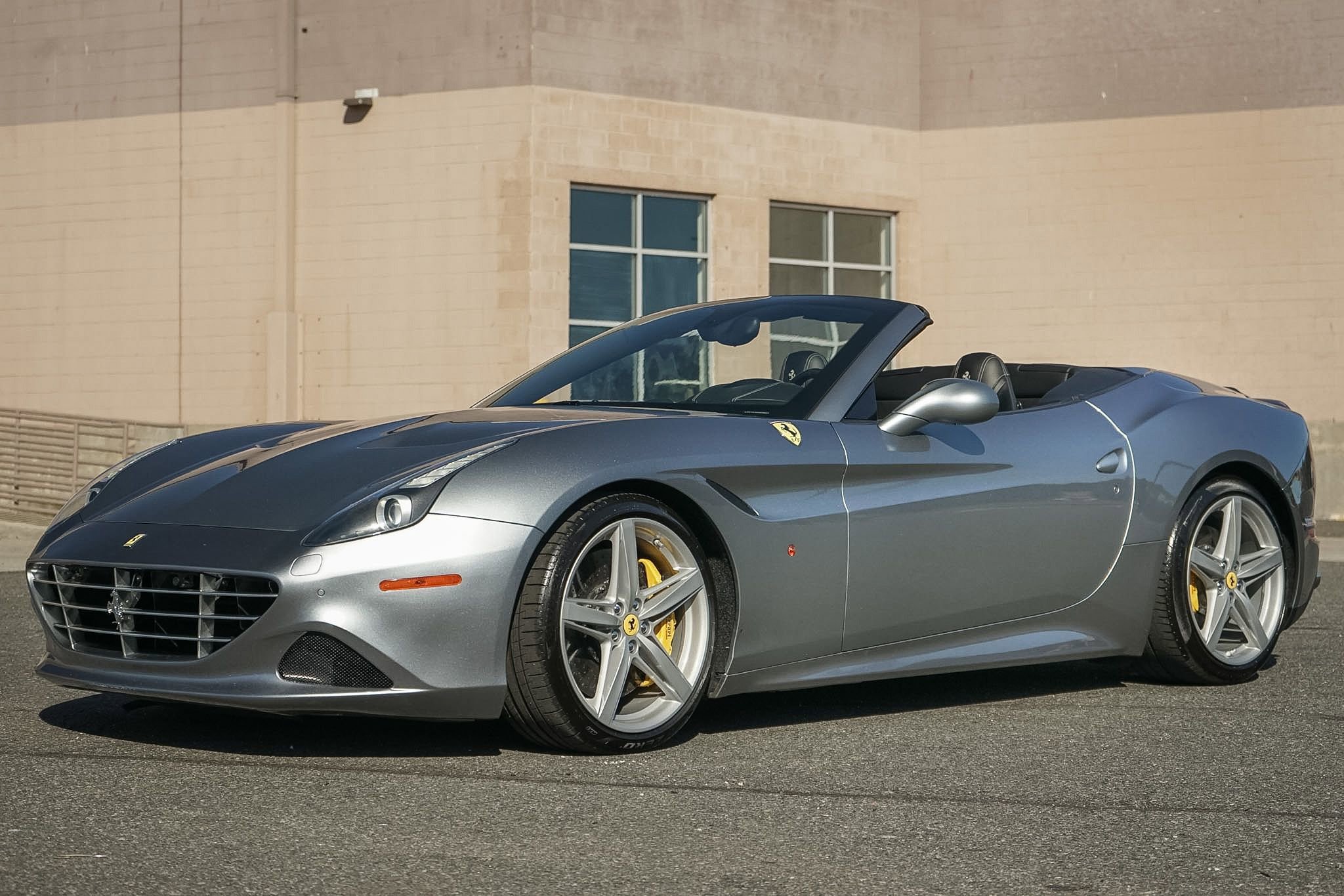 Used 2017 Ferrari California T RWD image 3