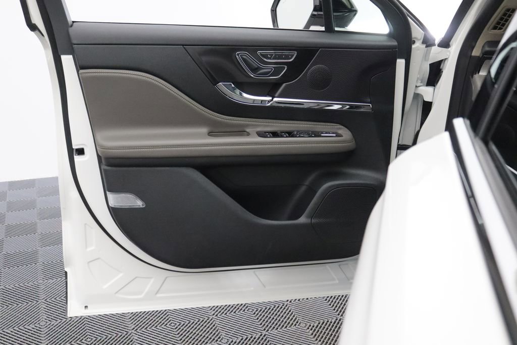 Used 2025 Lincoln Corsair AWD w/ Equipment Group 101A image 11