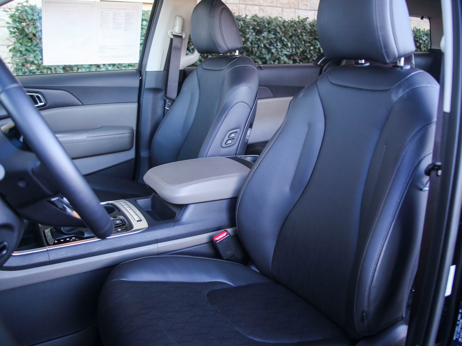 Used 2025 Kia Carnival EX image 10