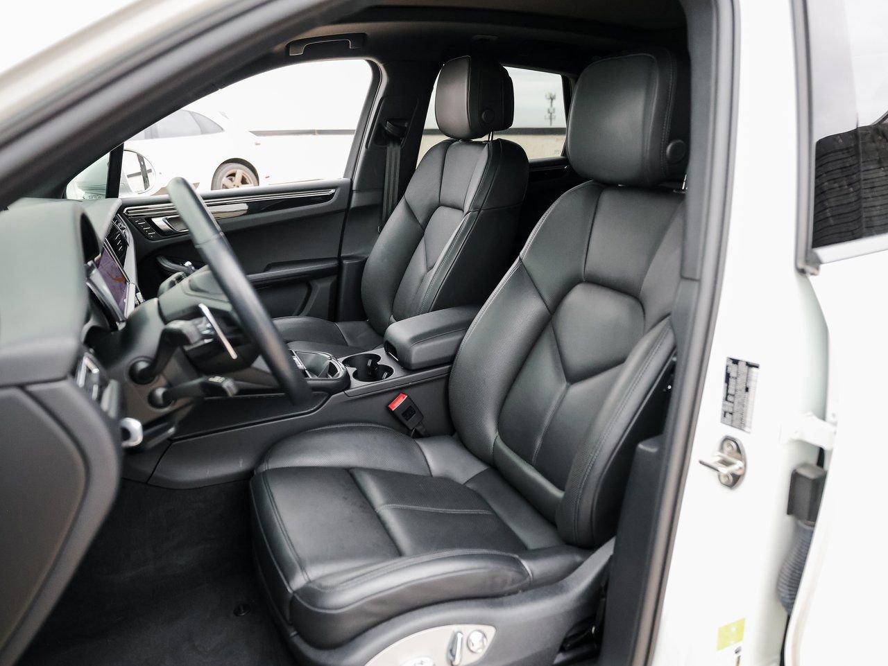 Certified 2022 Porsche Macan image 5