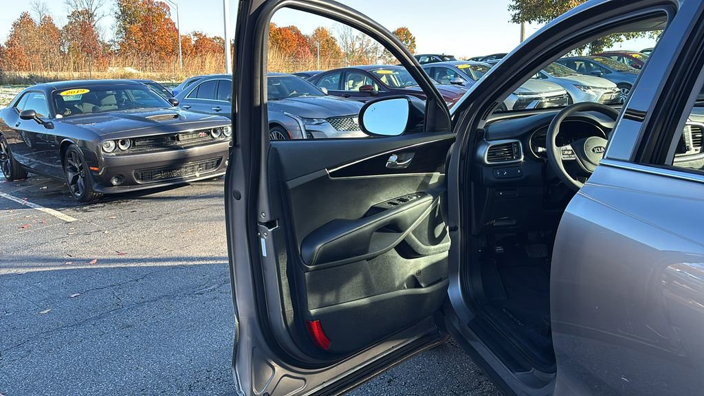 Used 2019 Kia Sorento LX image 11