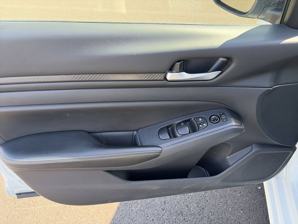 Used 2025 Nissan Altima 2.5 SV FWD image 15