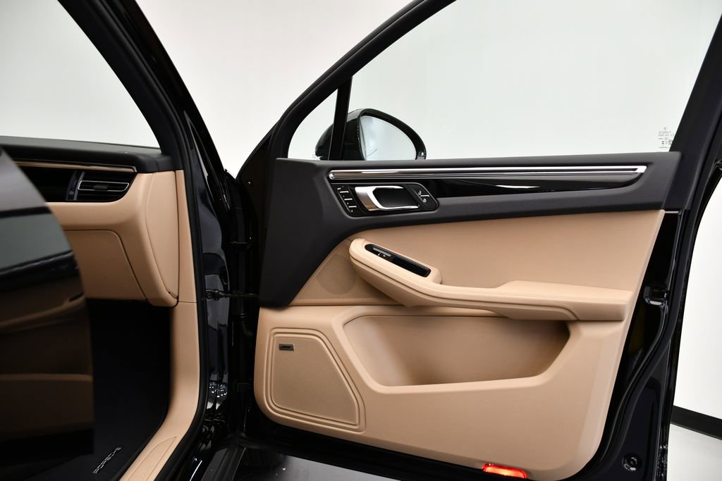 Certified 2025 Porsche Macan image 46