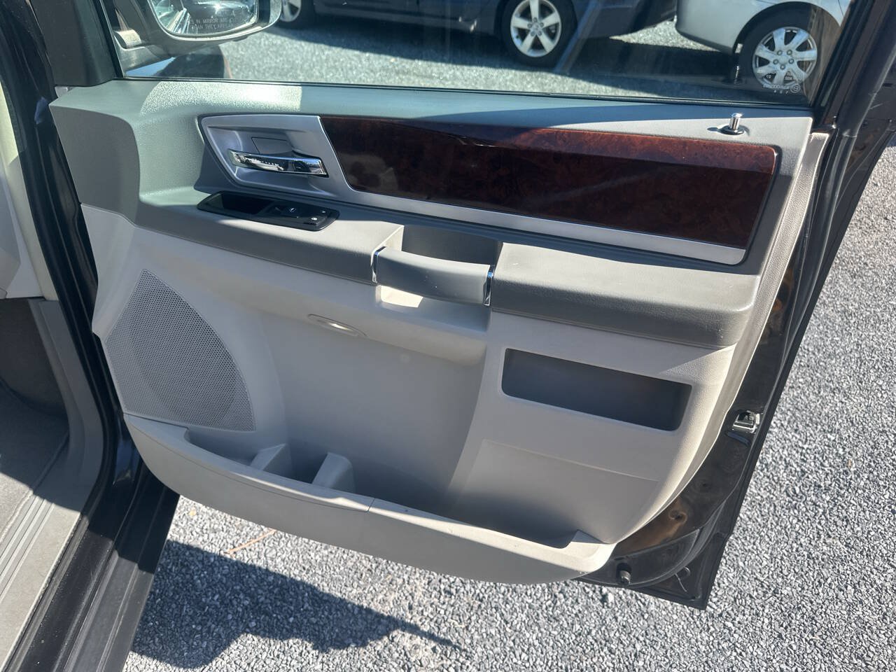 Used 2010 Chrysler Town & Country Touring FWD image 9