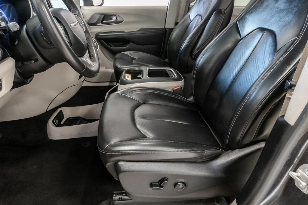 Used 2023 Chrysler Pacifica Touring-L FWD image 10