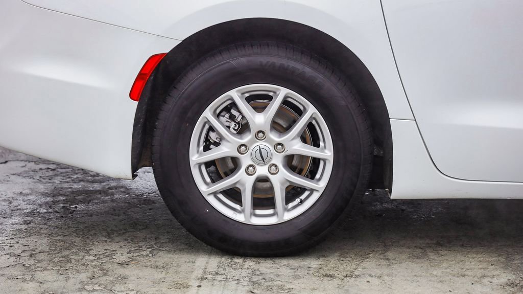 Certified 2024 Chrysler Pacifica Touring-L image 12