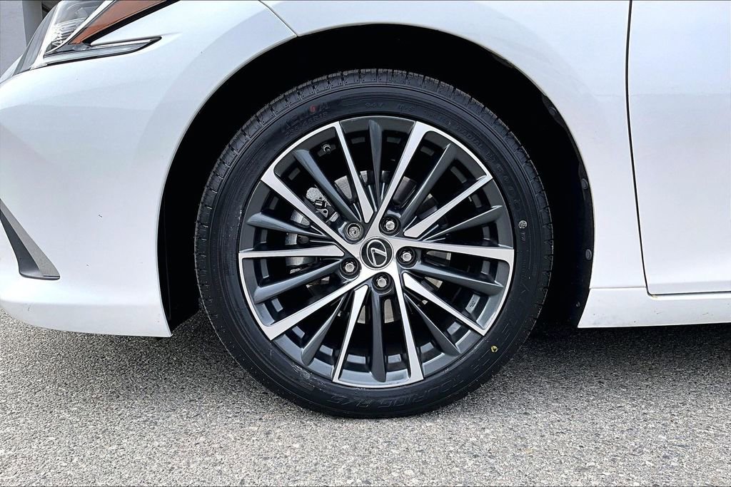 Used 2025 Lexus ES 300h w/ Premium Package FWD image 34