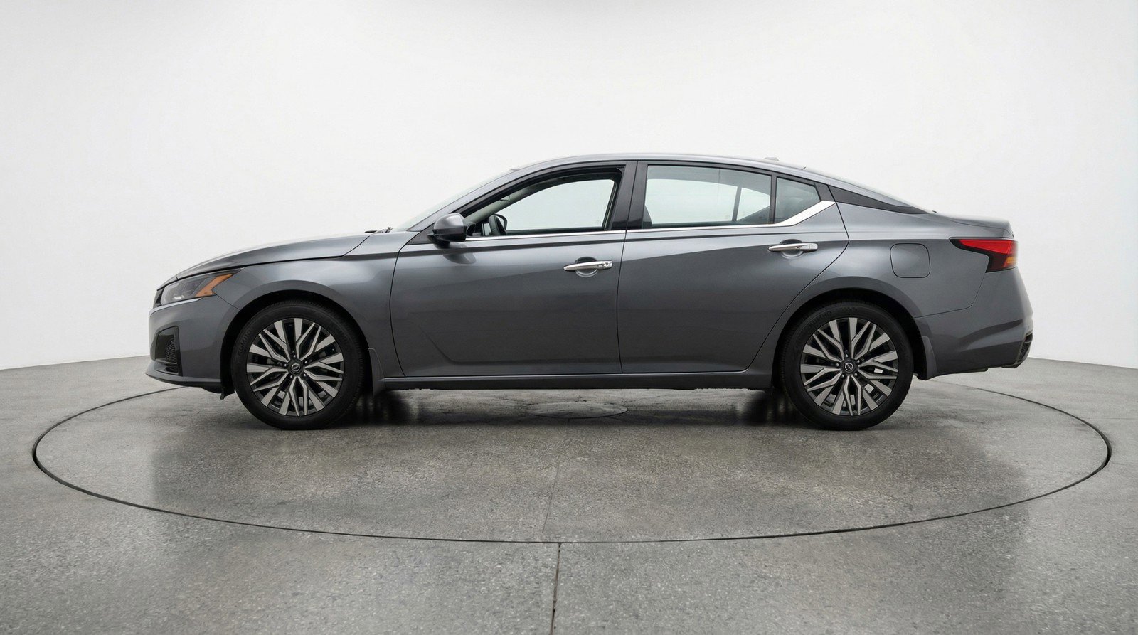 Used 2025 Nissan Altima 2.5 SV FWD image 5