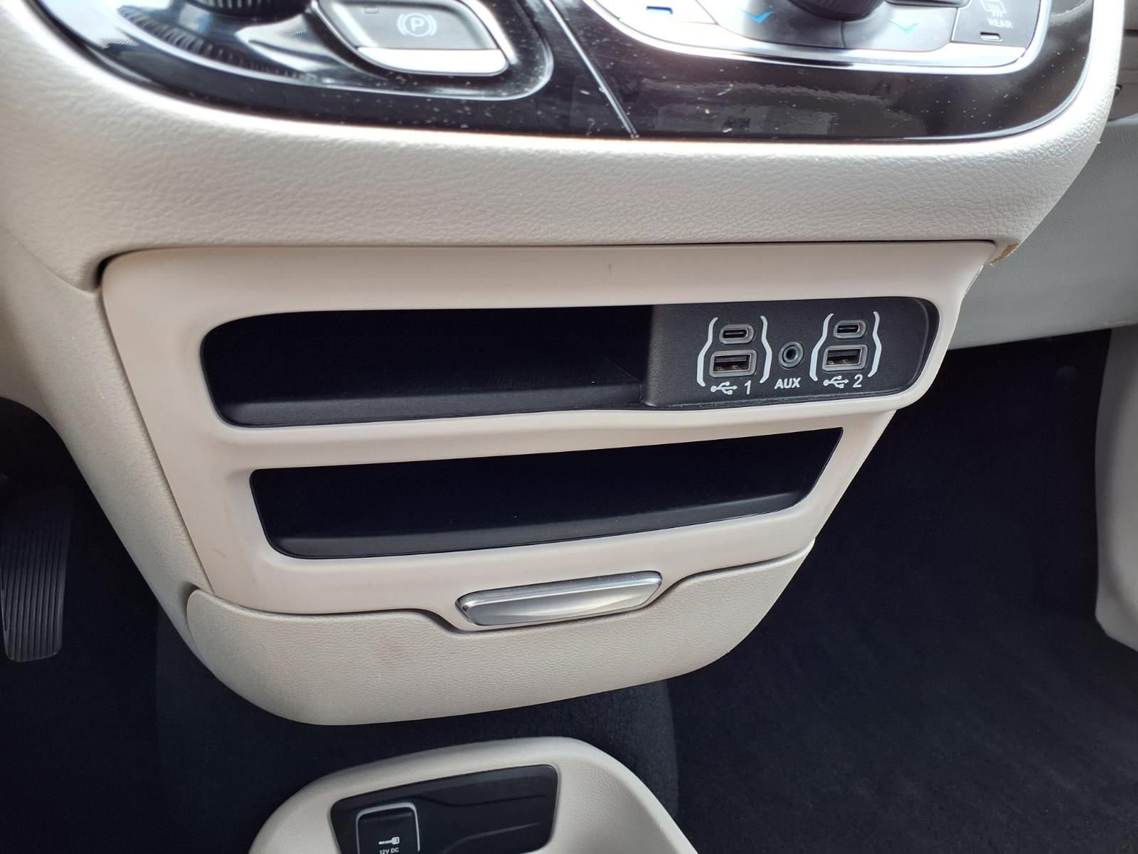 Used 2024 Chrysler Pacifica Touring-L image 11
