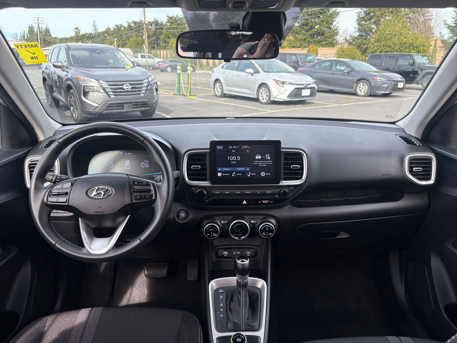Used 2025 Hyundai Venue SEL image 33