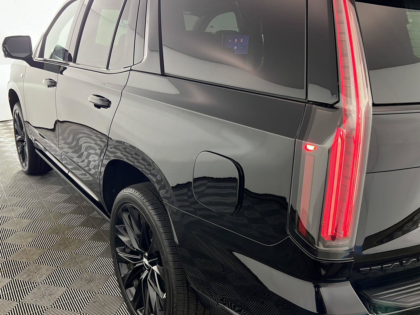 Used 2025 Cadillac Escalade Sport Platinum w/ LPO, ONYX Package AWD/4WD image 5