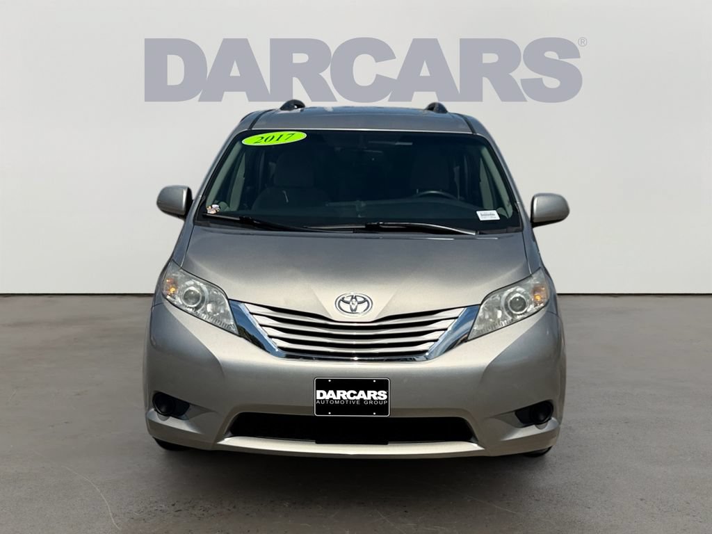 Used 2017 Toyota Sienna LE FWD image 2