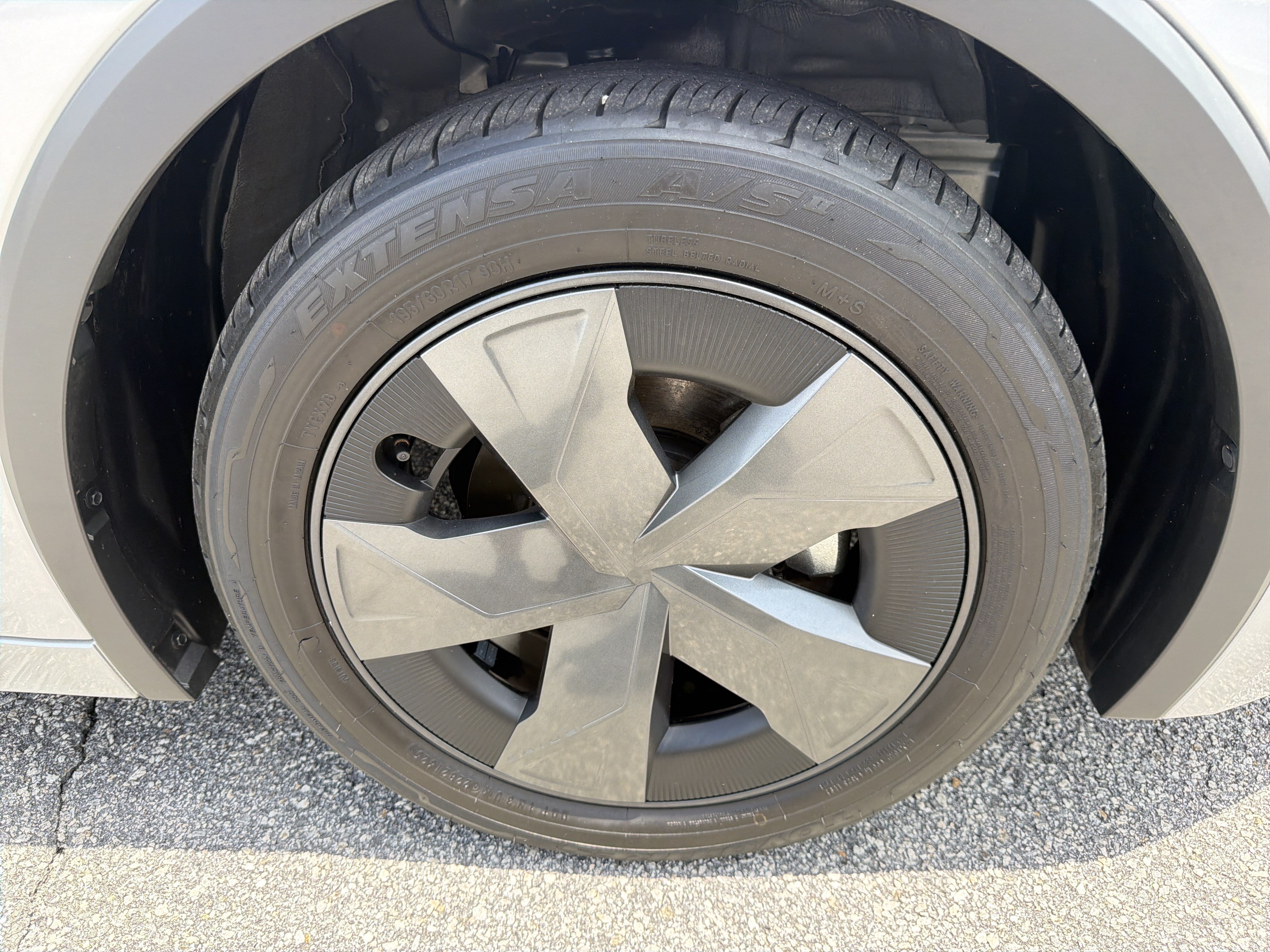 Certified 2025 Toyota Prius LE FWD image 23