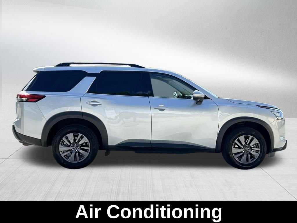 Used 2025 Nissan Pathfinder SV image 5