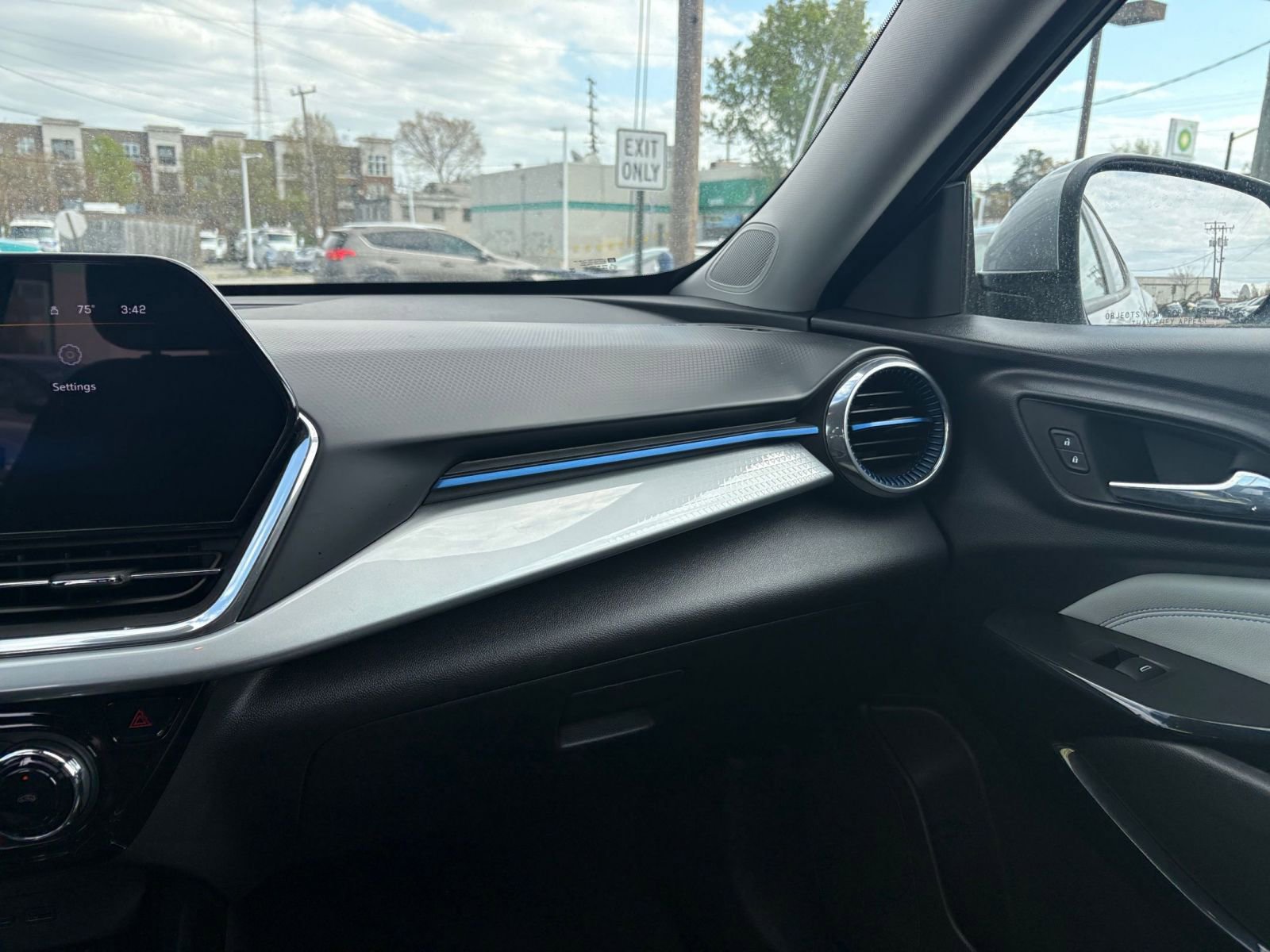 Used 2025 Chevrolet Trax LT image 34