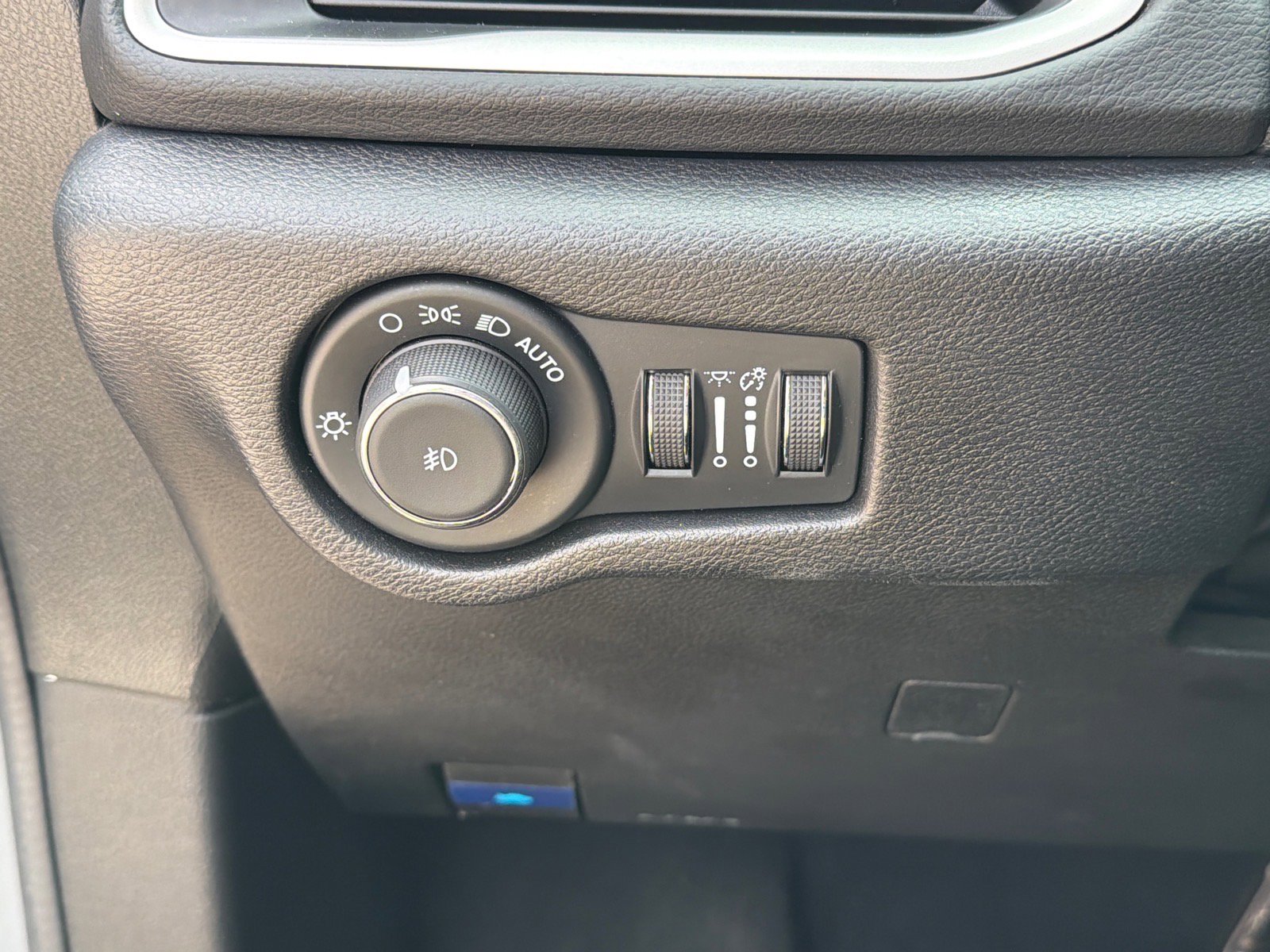 Used 2025 Chrysler Pacifica Select FWD image 12