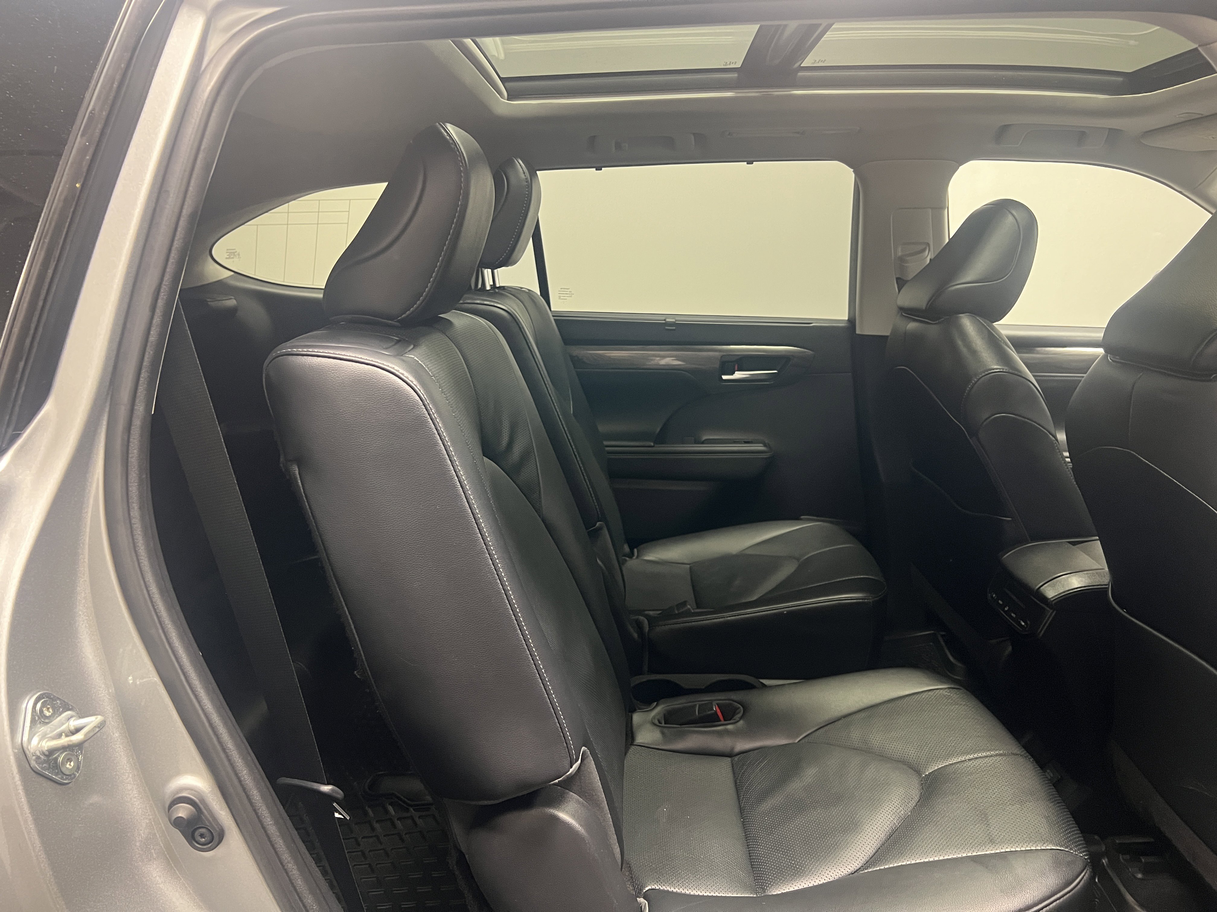 Used 2023 Toyota Highlander Limited image 18