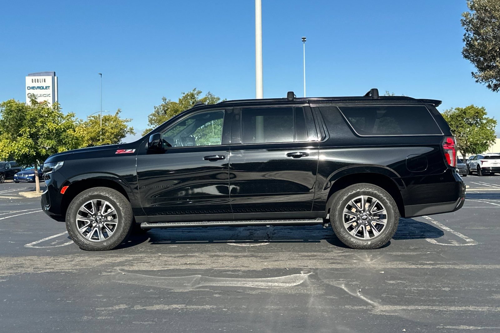 Used 2024 Chevrolet Suburban Z71 w/ Luxury Package AWD/4WD image 7
