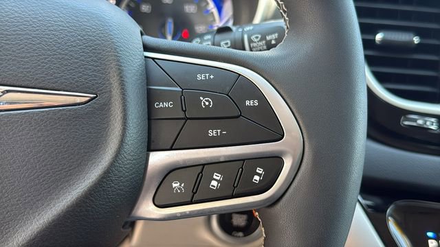 Used 2024 Chrysler Pacifica Touring-L image 21