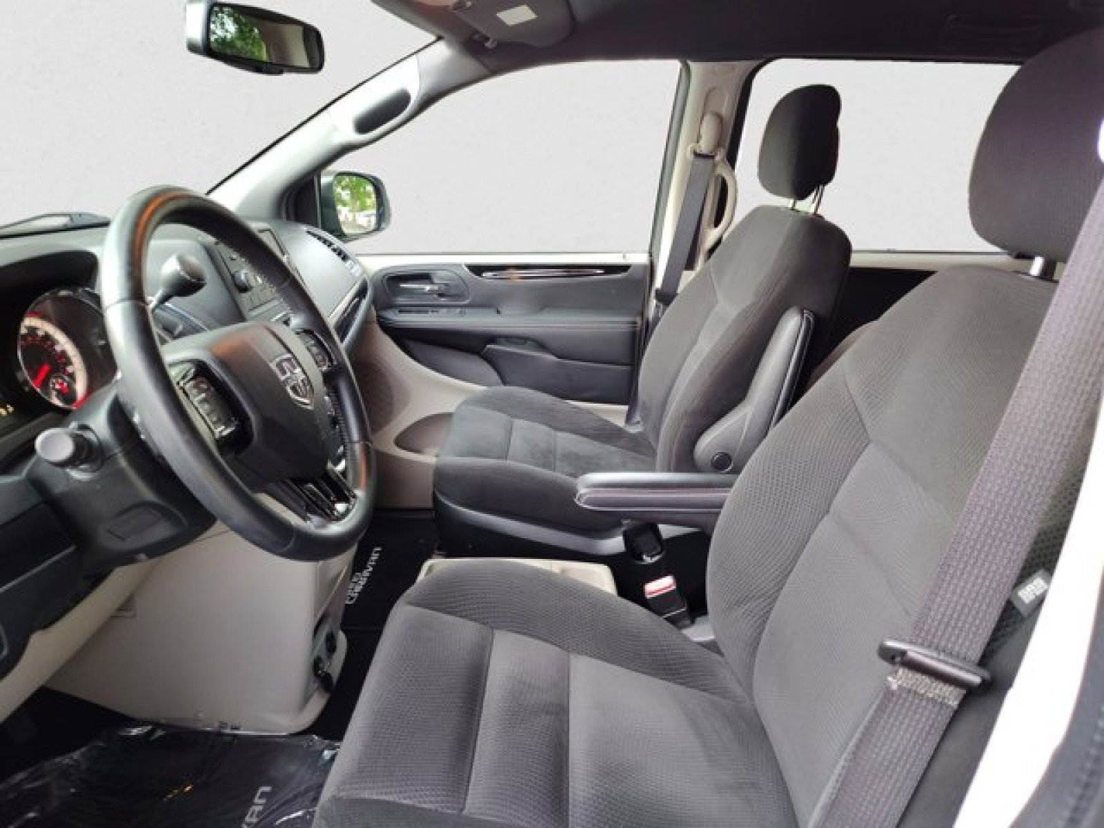 Used 2016 Dodge Grand Caravan SE FWD image 11