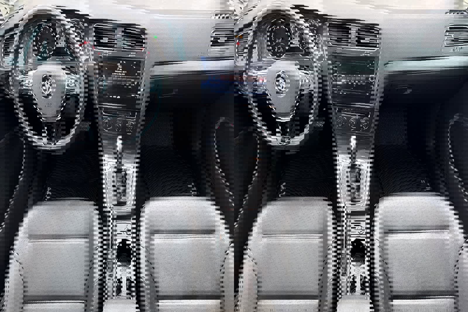 Used 2019 Volkswagen Golf SE image 3