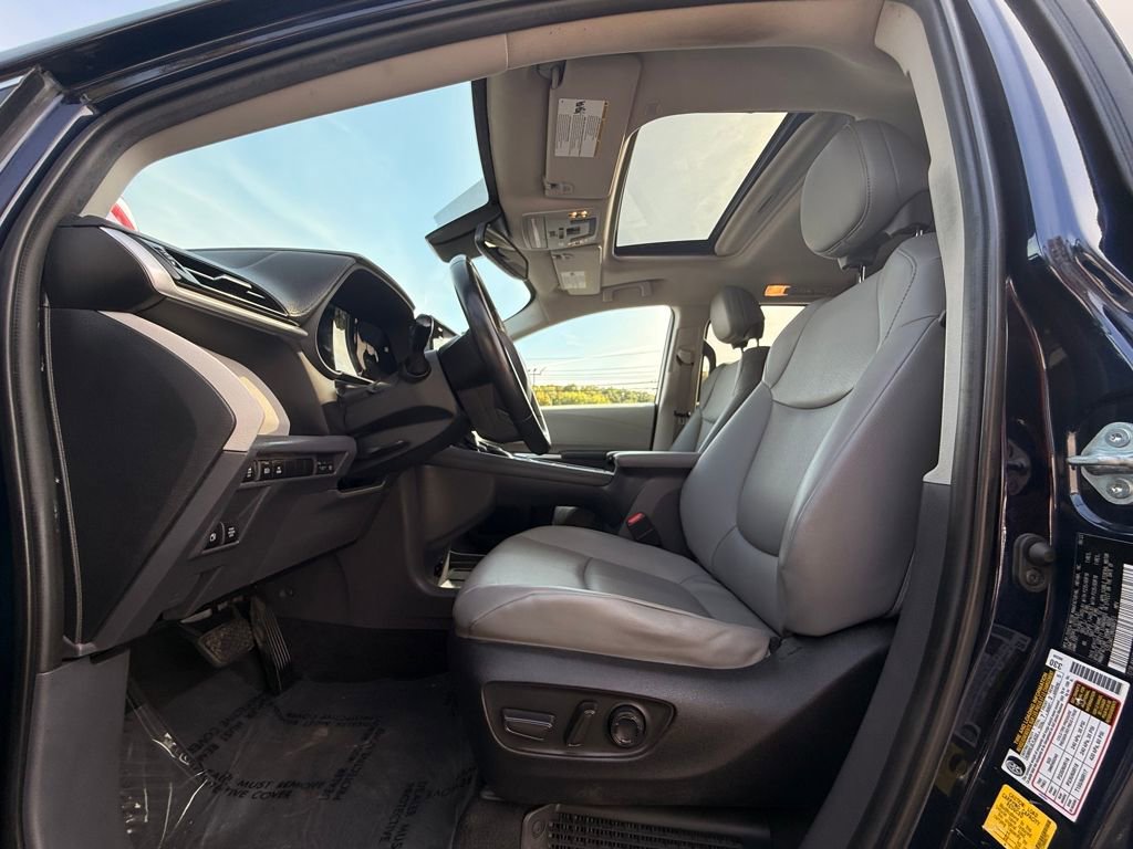 Used 2022 Toyota Sienna XLE w/ XLE Plus Package image 23